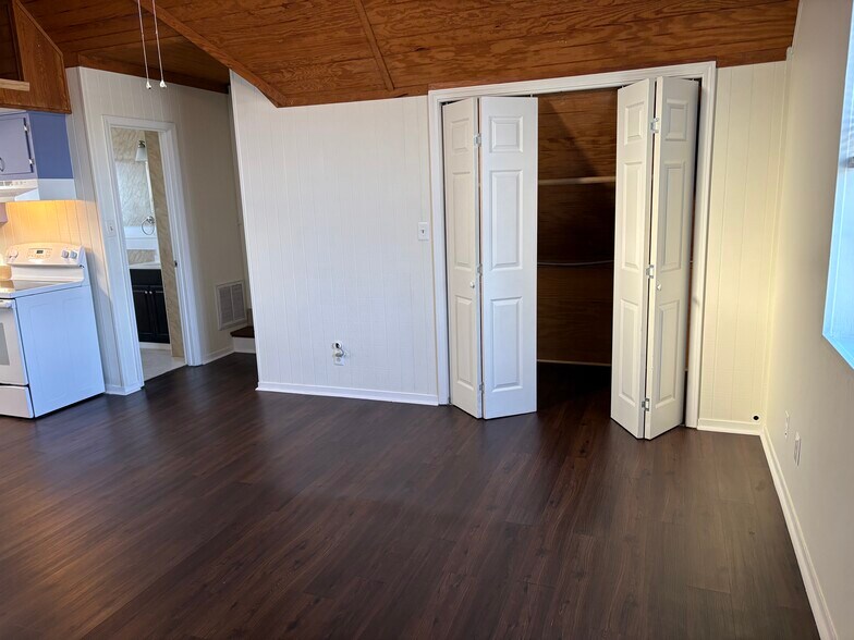 Large closet space - 4701 Illinois Ave