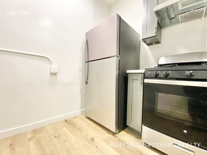 Building Photo - 960 S Oxford Ave