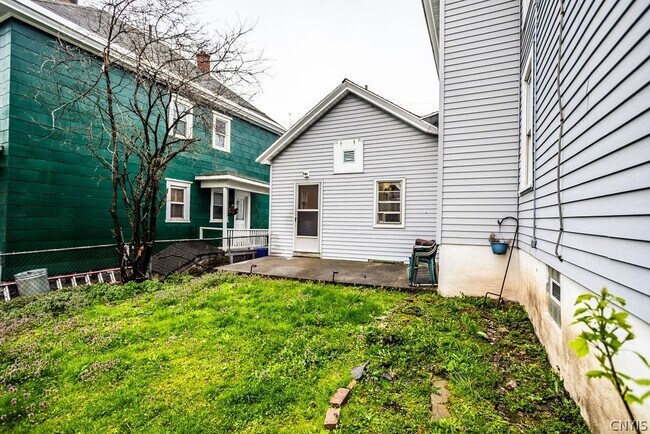 Building Photo - 425 Schuyler St