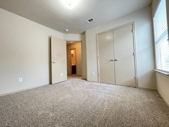 Building Photo - 4 Bedroom 2 Bath