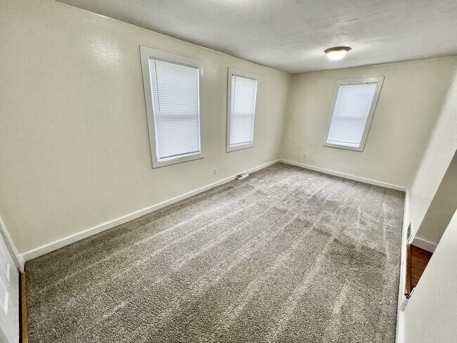 Building Photo - 907 N Maple St