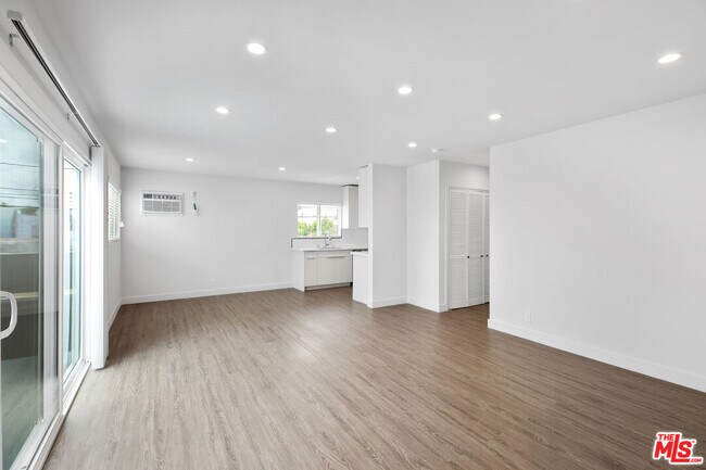 Building Photo - 1117 S Bronson Ave