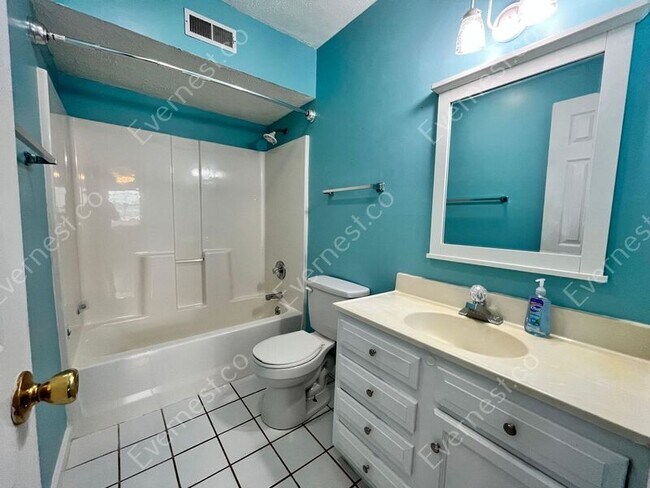 Building Photo - 903 Gordon St