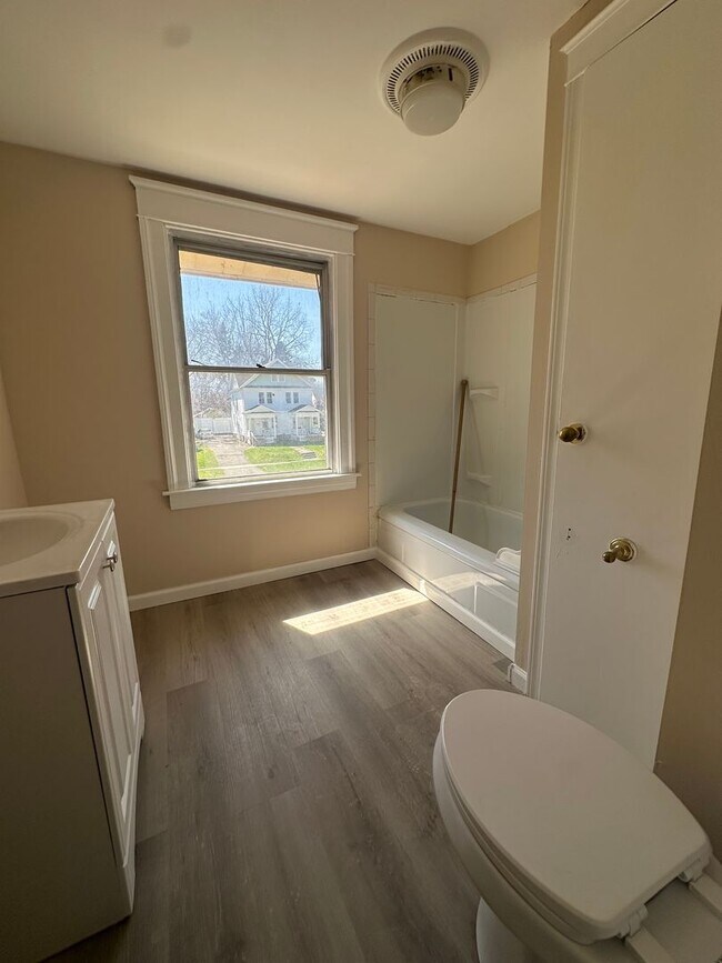 Building Photo - SINGLE FAMIKY FOR RENT IN MAPLEWOOD LOCATION !