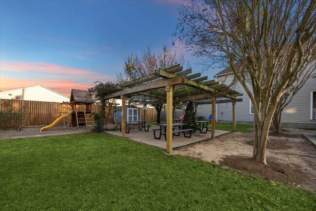 Building Photo - 3313 New Garden View Ln