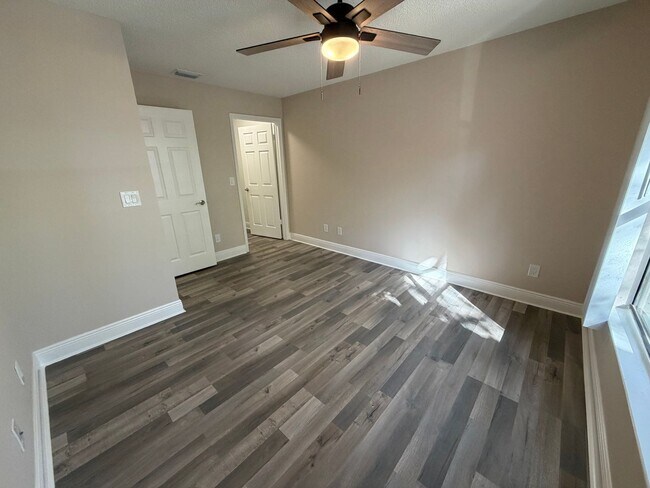 Building Photo - ANNUAL RENTAL - 1 BED / 1 BATH AT OASIS