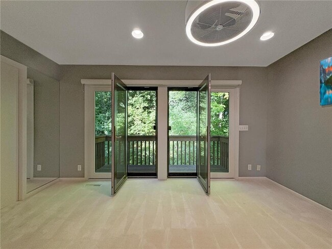 Building Photo - 13900 Hill Ridge Dr