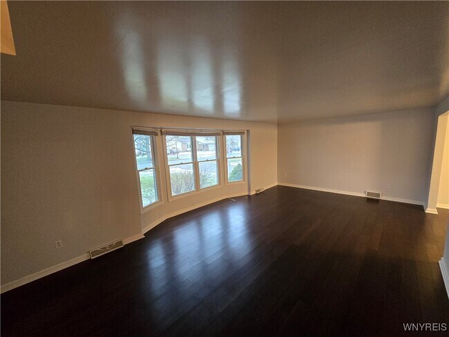 Building Photo - 161 Foxpoint W