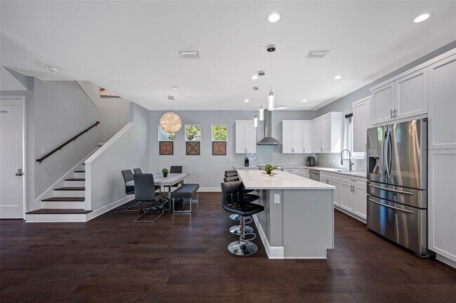 Building Photo - 902 W Plymouth St