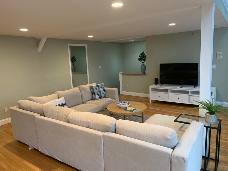 Building Photo - 378 Thames St