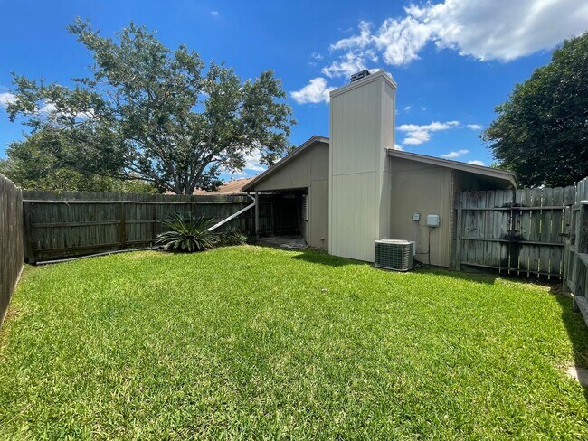 Building Photo - This spacious 3-bedroom, 2-bathroom apartment