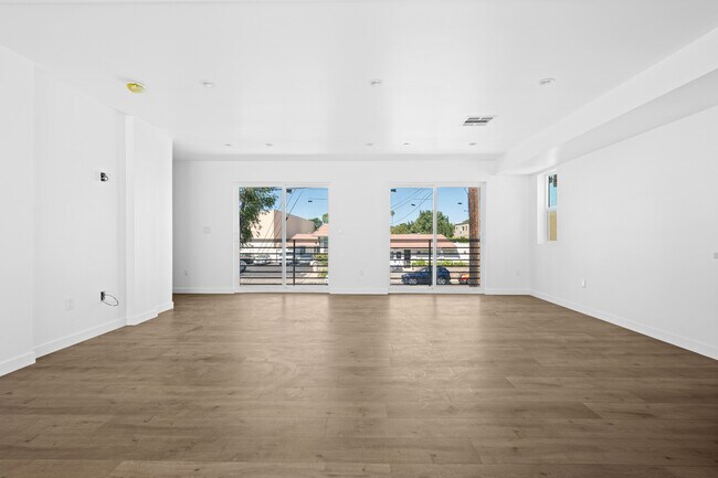 Building Photo - 6832 Hazeltine Ave