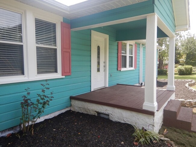 Building Photo - 3 Bedroom 2 Bath house on level lot. Pet Friendly