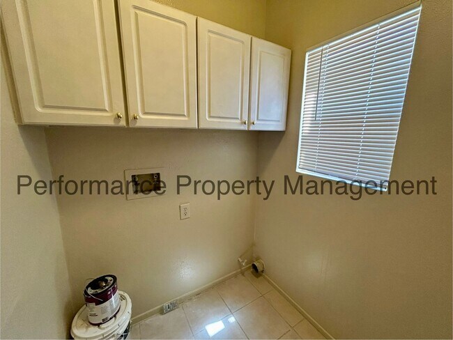 Building Photo - Stunning 4 Bed/3 Bath Condo in Silver Cree...
