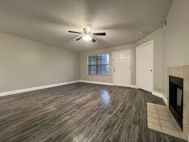 Building Photo - 2/1 Condo in Gated Lakefront Altamonte Com...