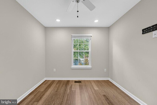 Building Photo - 8605 Western Oak Dr