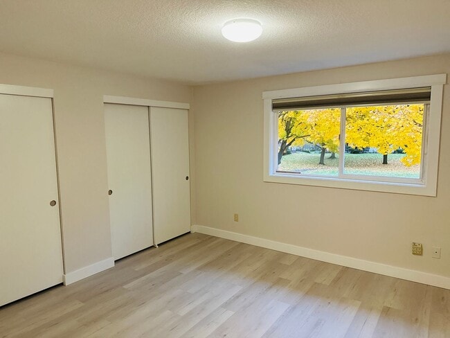 Building Photo - Charming Updated & Spacious Condo in a Peaceful Setting