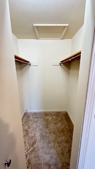 Building Photo - 807 Rainbow Dr