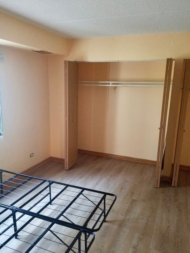 Building Photo - 450 Plum Creek Dr