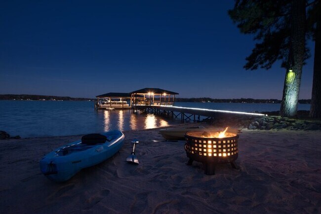 Building Photo - Lake Norman Playaway
