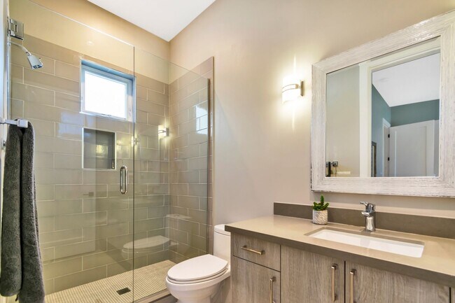 Building Photo - Stunning 4BR House in Phoenix