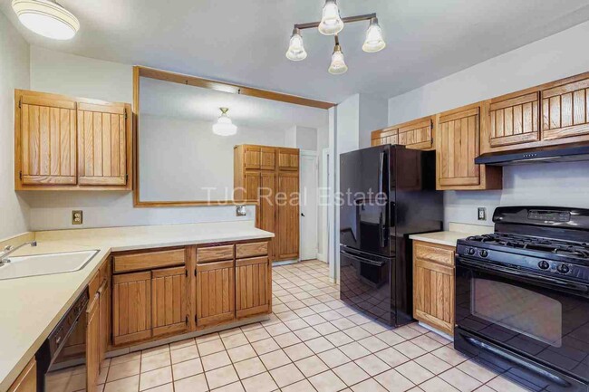 Building Photo - 1665 Jasmine St