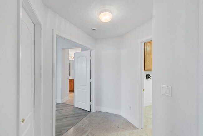 Building Photo - 4 bed, 2.5 bath single-story home in the g...