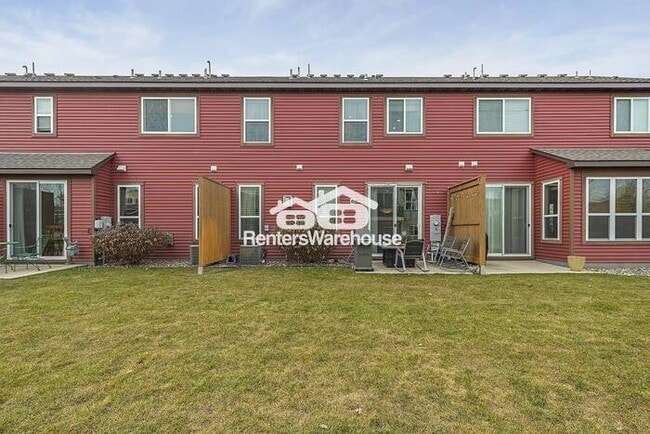 Building Photo - Executive Townhome in Stonemills Community...