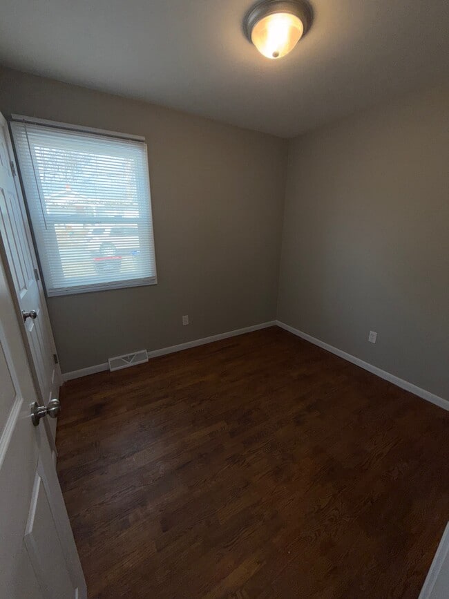 Building Photo - 732 E Culton St