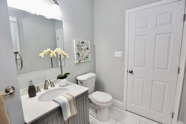 Building Photo - Updated & Ready 09-19-25! Pet Friendly - F...