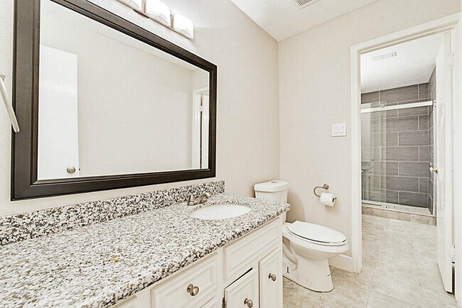 Building Photo - 13830 Hollowgreen Dr