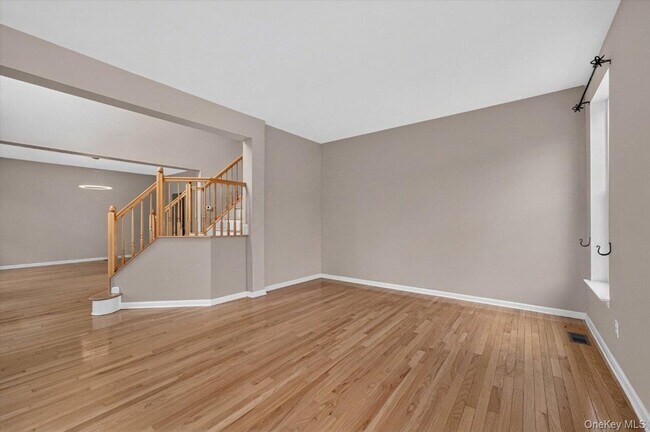 Building Photo - 5 Oldwyck Crescent
