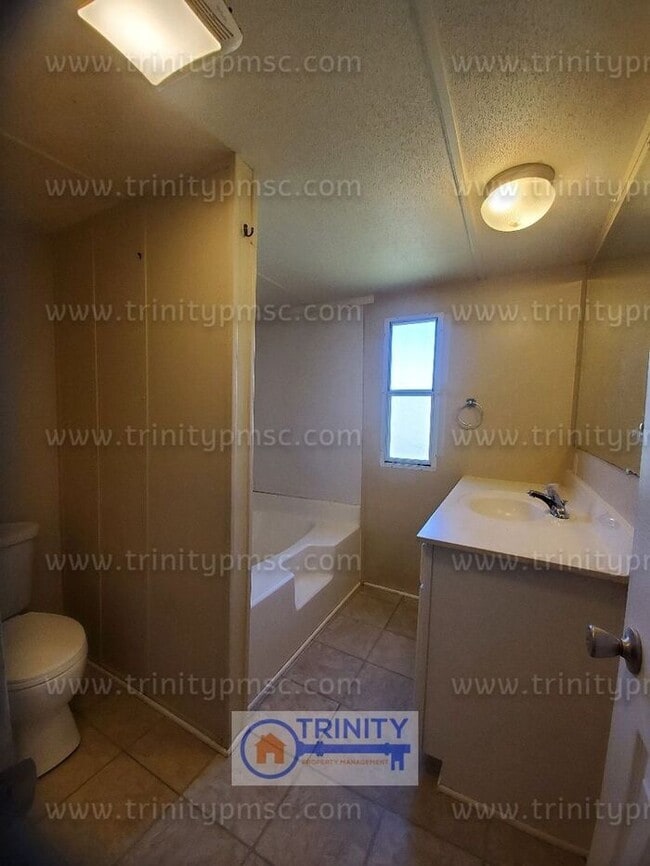 Building Photo - HUGE LOT! Pets welcome! 3 Bed rooms!