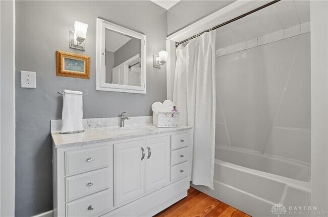 Building Photo - 518 Irving Ave