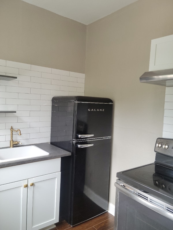 Building Photo - 209 E Rosewood Ave