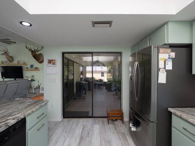 Building Photo - "Spacious 3-Bed Sanctuary with 3.5 Baths in Charming Port Charlotte!"