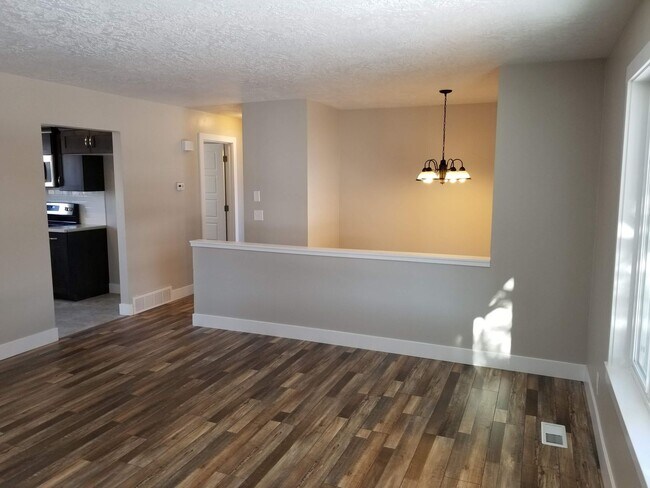 Building Photo - Spacious 5-Bedroom Magna Home with Deck and Ample Parking