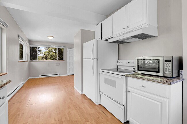 Building Photo - $1,995 - 3 Bed, 1 Bath Duplex Unit in Litt...