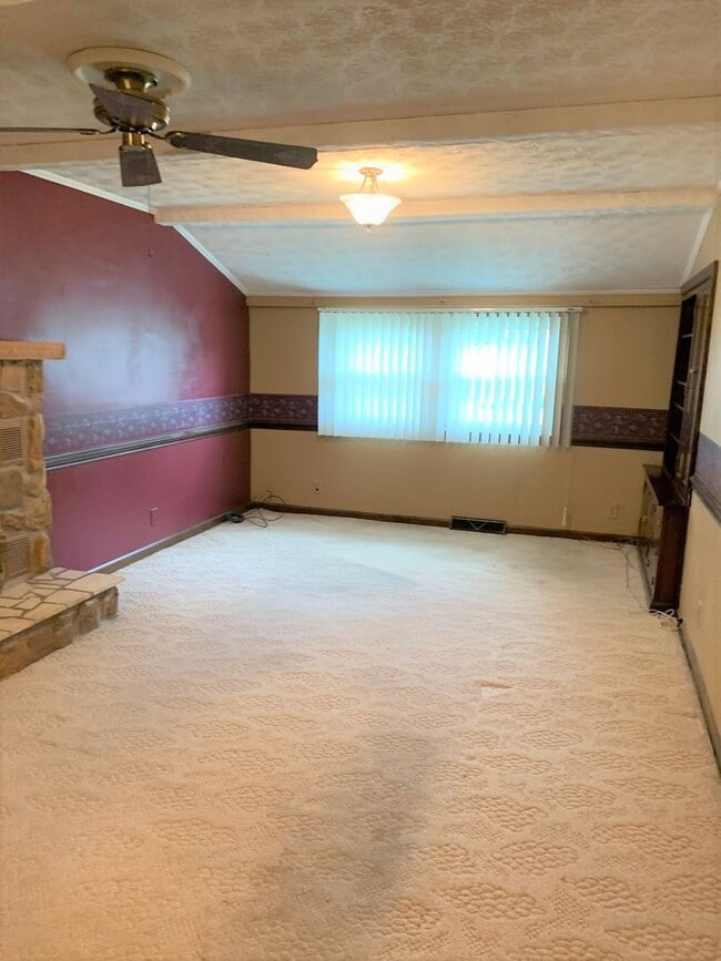 Building Photo - 3 Bedroom / 2 Bath Brick Home Johnson City...