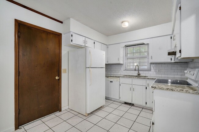 Building Photo - Charming 3 Bedroom House in Springfield!