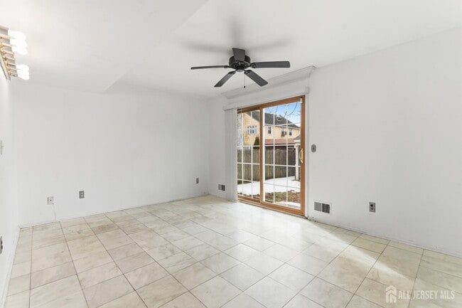 Building Photo - 6 Cherry St