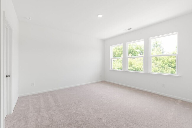 Building Photo - 204 Silver Fleet Dr