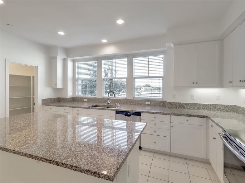 Building Photo - 1452 N Harbor Blvd