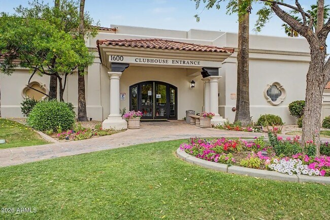 Clubhouse - 1633 E Lakeside Dr