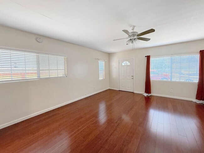 Building Photo - Spacious 2B/1BA Upgraded House w/ W/D, Lar...