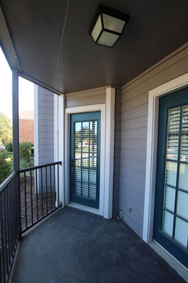 Building Photo - Tour Today: Downstairs 1 Bed 1 Bath Apartment!