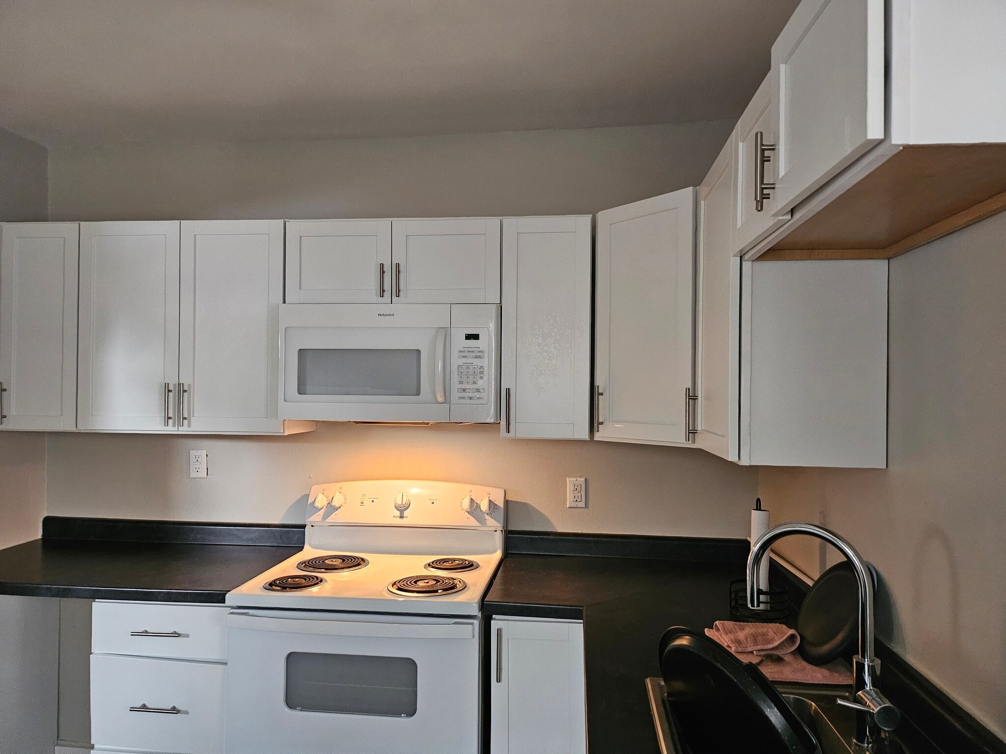 Kitchen - 613 Poplar St
