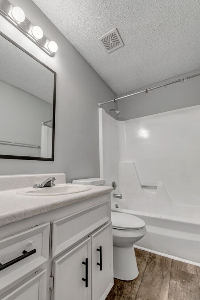 Building Photo - Recently Renovated Units in Decatur, AL
