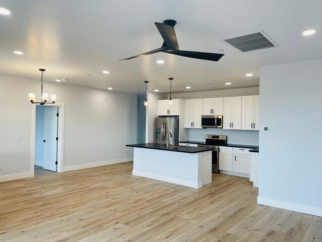 Building Photo - 17 N Alamos Dr