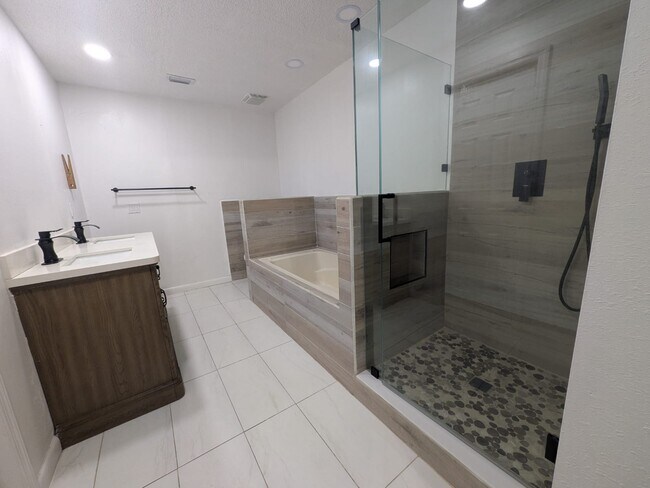 Building Photo - 4537 Malik Cresent